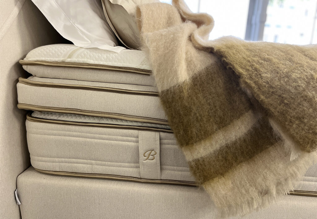 Lit luxueux au matelas épais et confortable de Simmons
